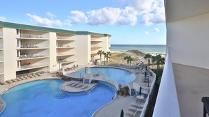 Un hôtel doté d’une piscine, de plusieurs balcons et offrant une vue sur la plage.