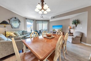 公寓客房, 多張床, 海景 (Dunes of Seagrove 301B) | 起居區