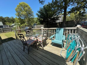 Outdoor dining - Walking to the beach. Bars and Restaurants. (Oak Bluffs)