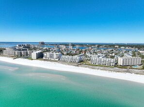 コンドミニアム キングベッド 1 台ソファーベッド付き (Aegean 104) | ビーチ