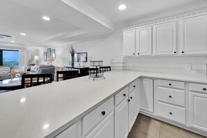 コンドミニアム キングベッド 1 台ソファーベッド付き (Aegean 104) | 内装