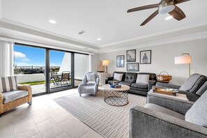 コンドミニアム キングベッド 1 台ソファーベッド付き (Aegean 104) | リビング エリア