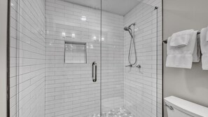 Condo, Plusieurs lits, vue sur la cour intérieure (Seahaunts 6A) | Salle de bain | Serviettes fournies
