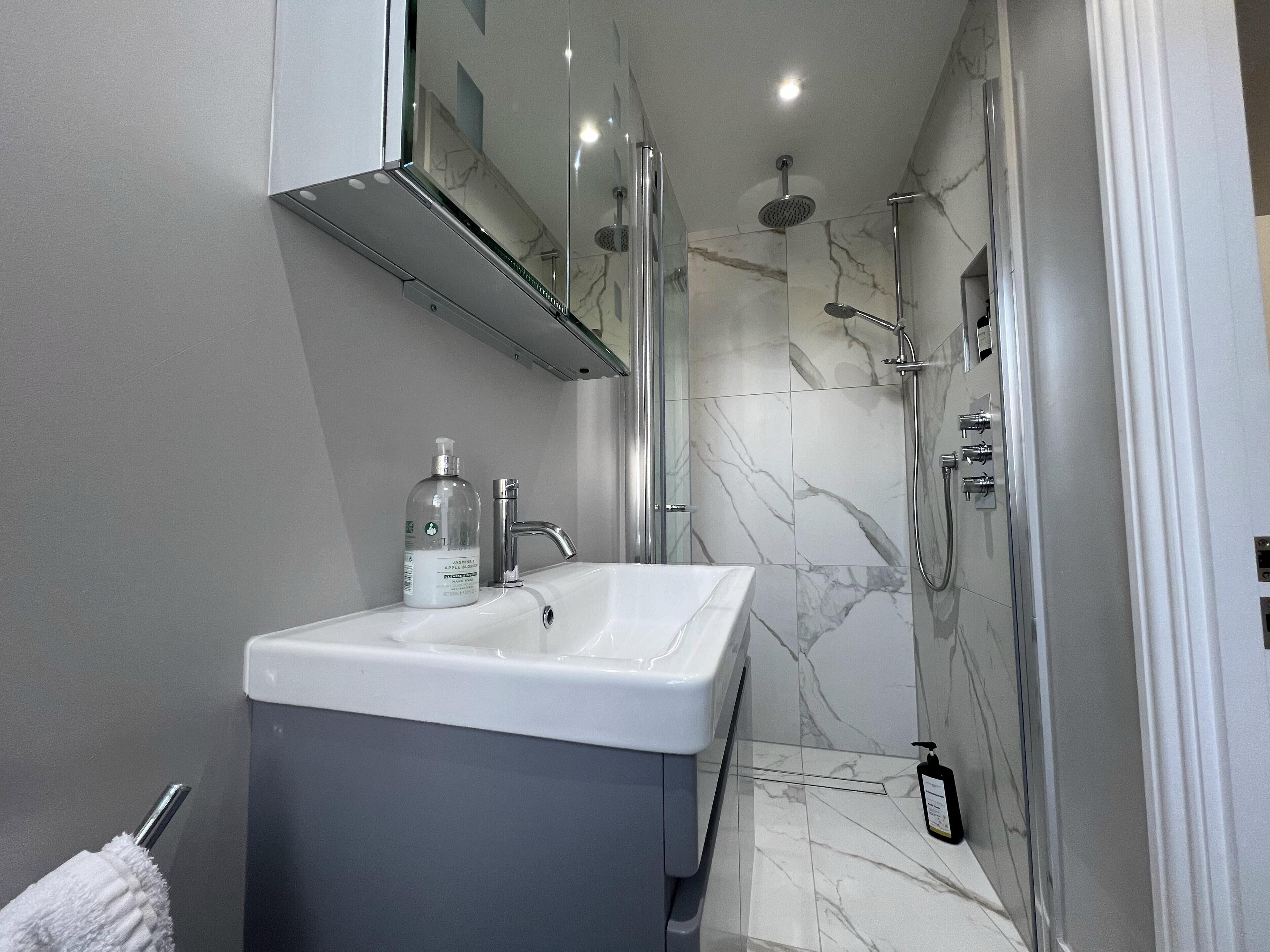 Apartamento | Banheiro | Chuveiro, secador de cabelo, toalhas de banho 