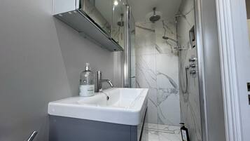Apartamento | Banheiro | Chuveiro, secador de cabelo, toalhas de banho