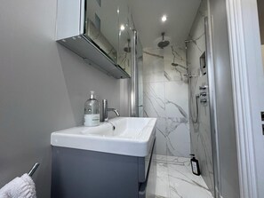 Leilighet | Bad | Dusj, hårføner og håndklær