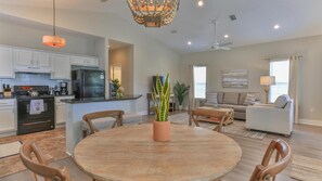 Maison, 1 très grand lit et 1 canapé-lit (Elsie's Cove) | Coin séjour