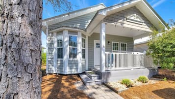 House, 1 King Bed with Sofa bed (Elsie's Cove) | Exterior