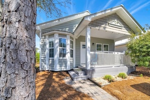 House, 1 King Bed with Sofa bed (Elsie's Cove) | Exterior
