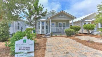 House, 1 King Bed with Sofa bed (Elsie's Cove) | Exterior