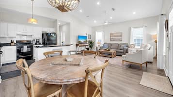 House, 1 King Bed with Sofa bed (Elsie's Cove) | Living area