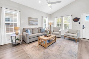 Ferienhaus, 1 King-Bett und Schlafsofa (Elsie's Cove) | Wohnbereich