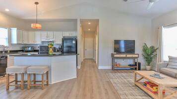 House, 1 King Bed with Sofa bed (Elsie's Cove) | Living area