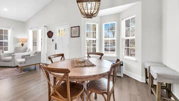 House, 1 King Bed with Sofa bed (Elsie's Cove) | Dining