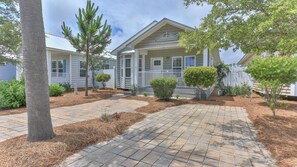 House, 1 King Bed with Sofa bed (Elsie's Cove) | Exterior