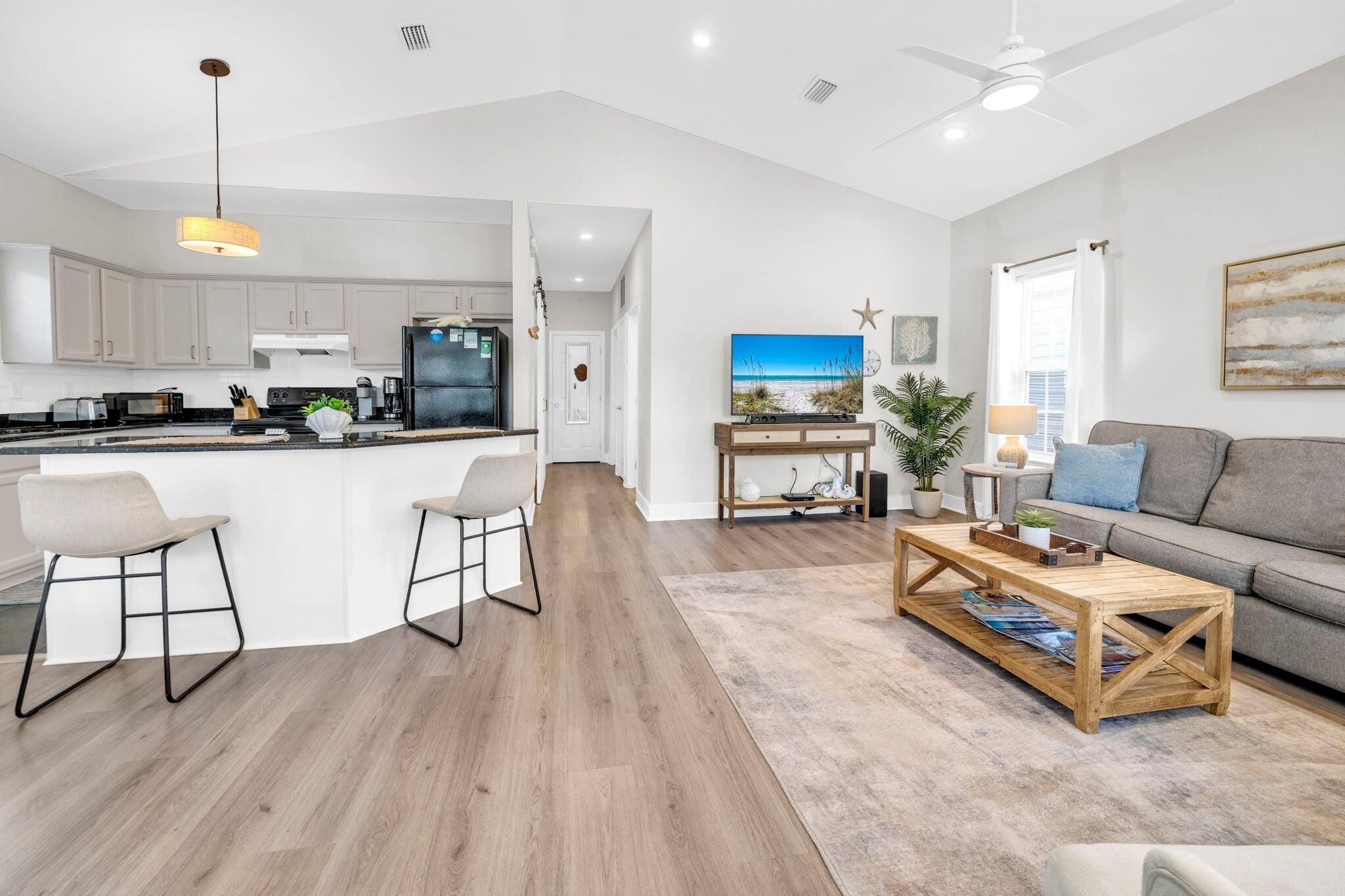 House, 1 King Bed with Sofa bed (Elsie's Cove) | Living area