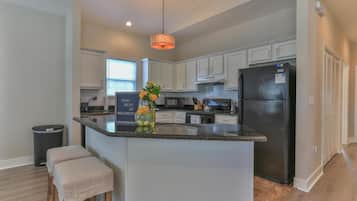 House, 1 King Bed with Sofa bed (Elsie's Cove) | Private kitchen