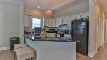 House, 1 King Bed with Sofa bed (Elsie's Cove) | Private kitchen | Oven, toaster