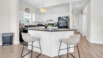 House, 1 King Bed with Sofa bed (Elsie's Cove) | Private kitchen