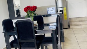 A modern kitchen with a dining area. - Apartamento Nuevo, Moderno, Acogedor y muy Accesible a Todo en San Salvador (Mejicanos)
