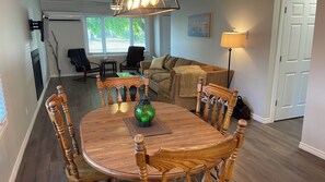 Dining - Family-sized home 5 minutes from beaches & Point Pelee National Park! (Leamington)
