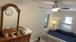 3 bedrooms, WiFi, bed sheets - Family-sized home 5 minutes from beaches & Point Pelee National Park! (Leamington)