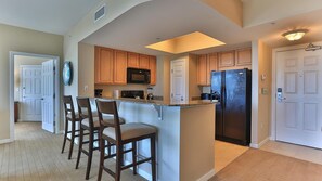 公寓客房, 多張床, 泳池景觀 (Palms of Destin 2517) | 私人廚房 | 烤箱、烤麵包機