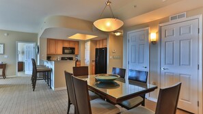 公寓客房, 多張床, 泳池景觀 (Palms of Destin 2517) | 私人廚房 | 烤箱、烤麵包機