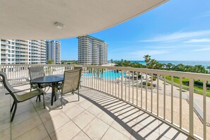 Bloc d'apartaments, diversos llits, vistes a l'oceà (St. Maarten 402 at Silver Shells) | Servei de restauració a l'aire lliure