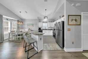 Casa, varias camas (Shore Beats Work) | Cocina privada | Horno y tostadora 
