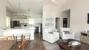 House, Multiple Beds (Sunset Shenanigans) | Living area