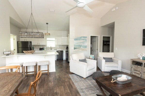 Ferienhaus, Mehrere Betten (Sunset Shenanigans) | Wohnbereich