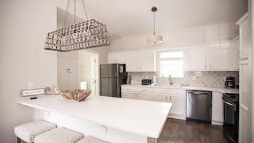 House, Multiple Beds (Sunset Shenanigans) | Private kitchen | Oven, toaster