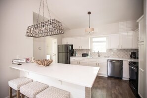 Ferienhaus, Mehrere Betten (Sunset Shenanigans) | Eigene Küche | Ofen, Toaster