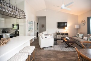 House, Multiple Beds (Sunset Shenanigans) | Living area