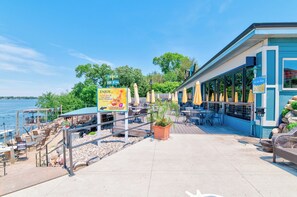 Outdoor dining - Bayside Vacation Condo Rental 4 bedrooms!! (Arnolds Park)