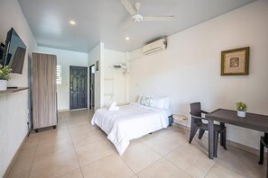 6 bedrooms, in-room safe, WiFi, bed sheets - Gorgeous Studios in the heart of Jaco. (Jacó)