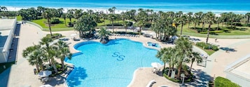 Una piscina techada, 2 piscinas al aire libre