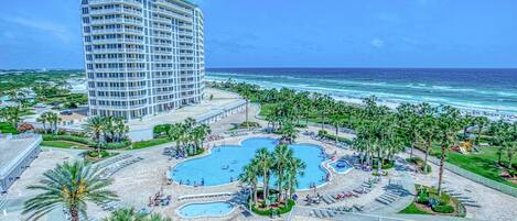 Piscina coperta, piscina all'aperto, lettini
