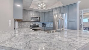 コンドミニアム ベッド (複数台) ビーチビュー (St. Maarten 1207 at Silver Shells) | 専用キッチン | オーブン、トースター