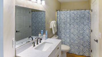 SĂšche-cheveux, serviettes fournies, savon, shampoing