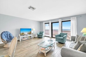 Kondominium, 1 Tempat Tidur King dengan tempat tidur Sofa (Aegean 204) | Area keluarga