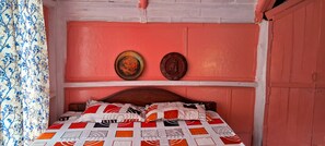 1 dormitorio, escritorio, tabla de planchar con plancha y ropa de cama