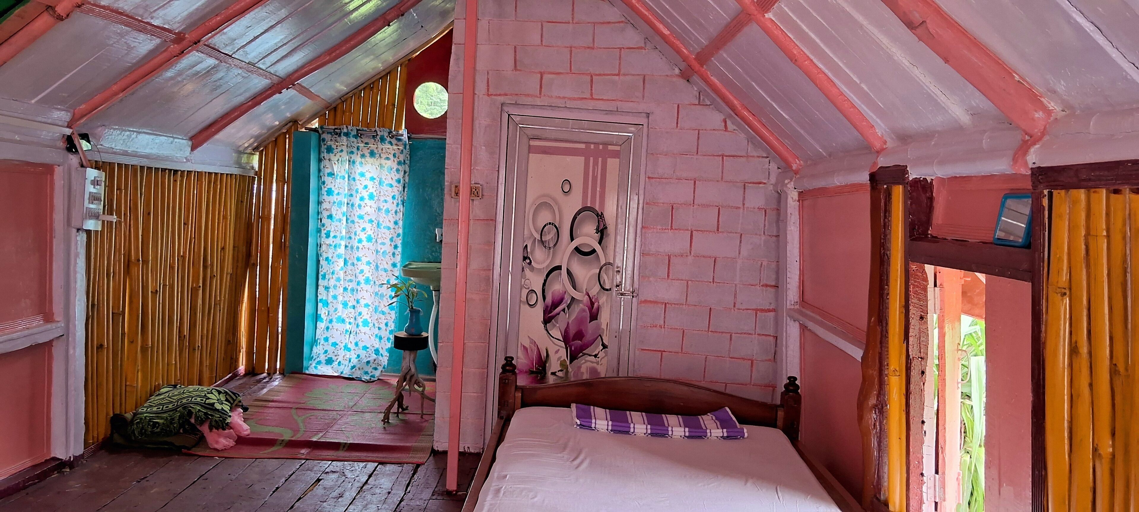 1 habitación, escritorio, tabla de planchar con plancha y ropa de cama 