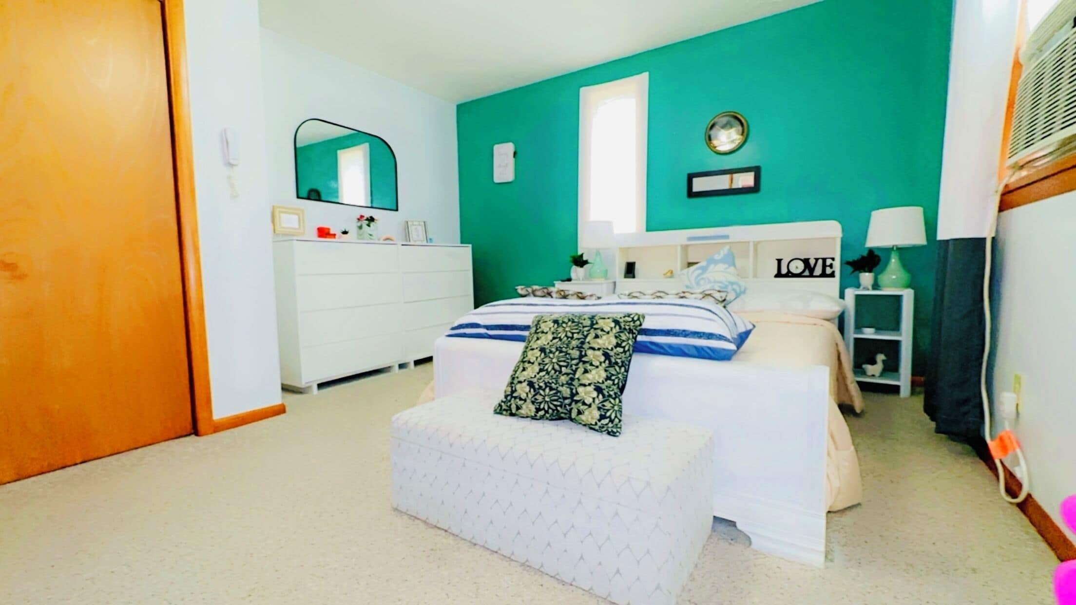 2 makuuhuonetta, työpöytä, silitysrauta/-lauta, vauvan matkasänky