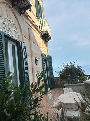 Outdoor dining - Beautiful 2 Bdrm, Stunning Views, Private Garden, Balcony, Walk to Beach & Town (Amalfi)