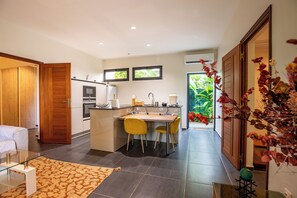 Villa, alberca privada, vista a la alberca | Área de sala de estar