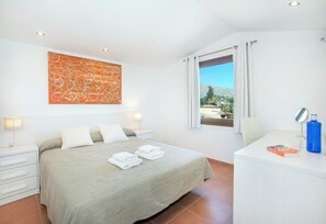 2 عدّة غرف نوم ومكواة/لوح كي وواي فاي مجانًا وملاءات أسرّة