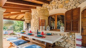 Outdoor dining - Pretty Stone Finca, A/C, Private Pool, Large Grounds & Rural Views just 5mins from Old Town Pollenca (Pollença)
