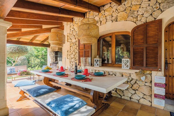 Outdoor dining - Pretty Stone Finca, A/C, Private Pool, Large Grounds & Rural Views just 5mins from Old Town Pollenca (Pollença)